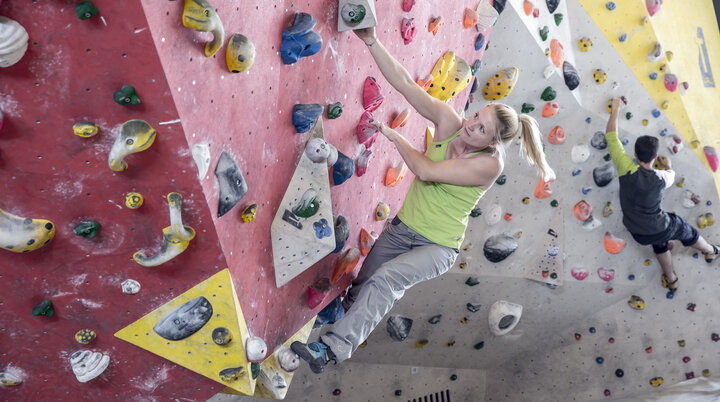 Mehrere Personen beim Bouldern in einer Boulderhalle des DAV | © DAV/ Hansi Heckmair