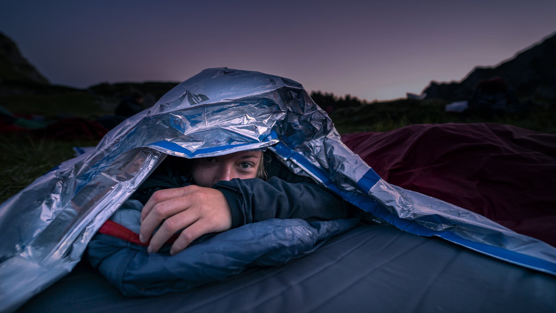 Ein Kind hat sich in einen Schlafsack gekuschelt | © Silvan Metz