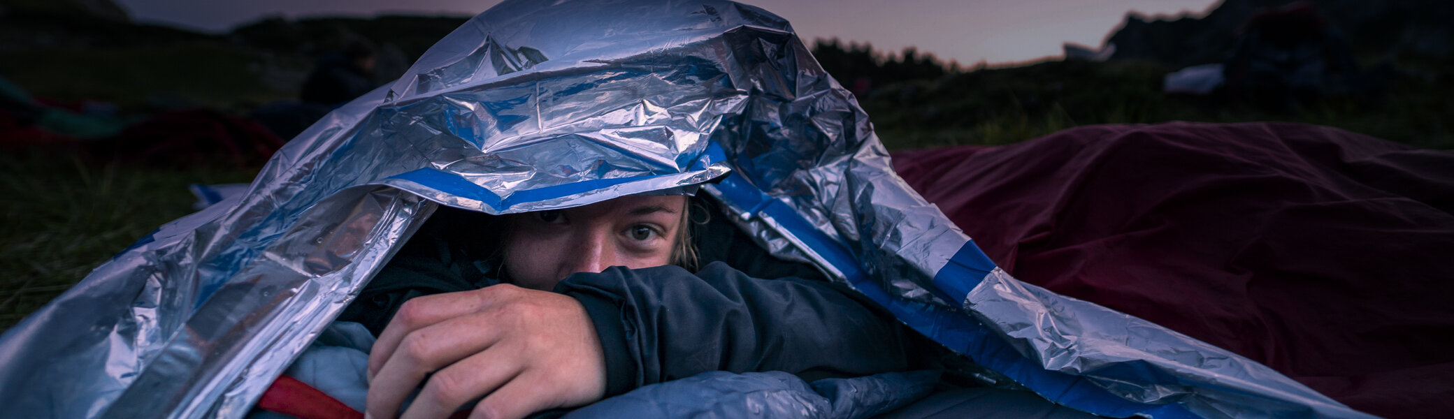 Ein Kind hat sich in einen Schlafsack gekuschelt | © Silvan Metz