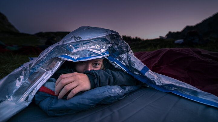 Ein Kind hat sich in einen Schlafsack gekuschelt | © Silvan Metz